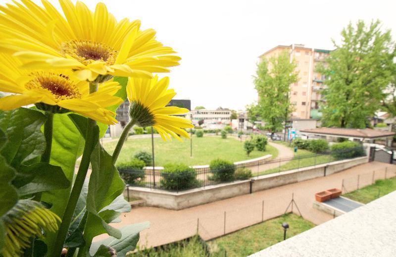Hq Aparthotel Milano Inn - Smart Suites Cinisello Balsamo Exterior foto